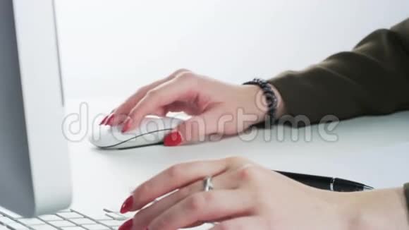 女人用老鼠打字和拿圆珠笔视频的预览图