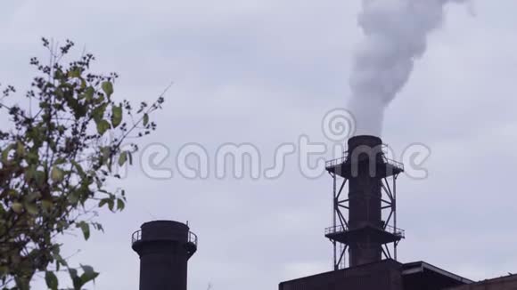 采矿和加工厂有一个大烟斗冒烟视频的预览图