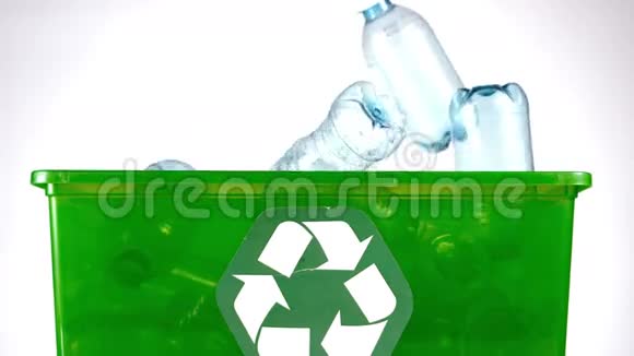 瓶子掉在绿色的盒子里视频的预览图