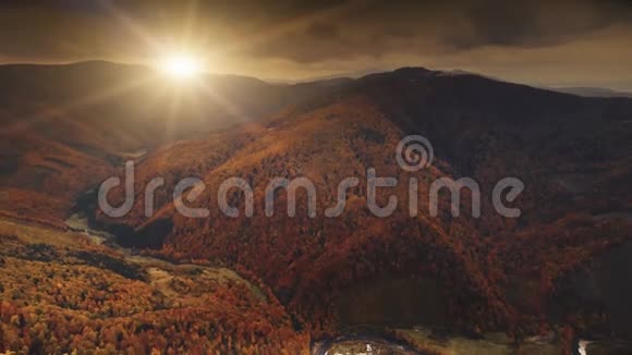 在秋日日落的景色中飞行视频的预览图