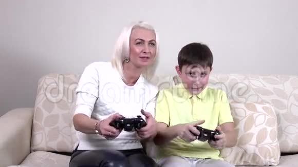妈妈和孩子玩电子游戏视频的预览图