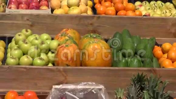 市场摊位上的阳光水果视频的预览图