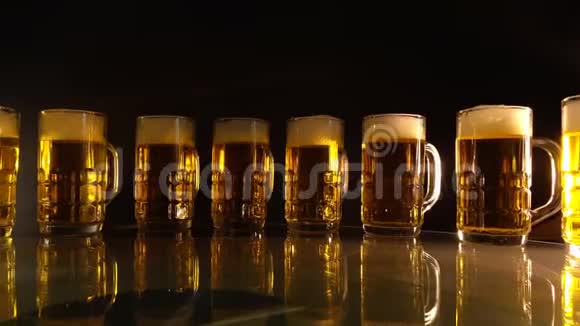 团啤酒玻璃旋转上黑色背景视频的预览图