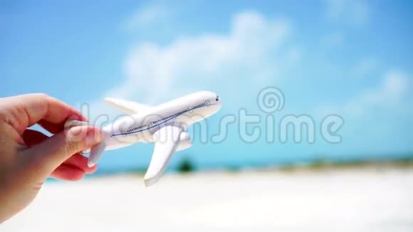 绿松石海背景下的一个飞机玩具的白色小模型视频的预览图