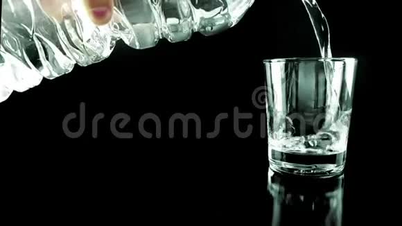 在黑色背景下将装有气泡的水杯装满水并在缓慢运动营养和医疗视频的预览图
