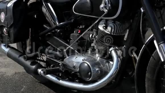 手修理摩托车的发动机视频的预览图