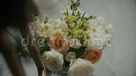 婚礼的细节美丽的花朵装饰花卉成分装饰着花的布置地点视频的预览图