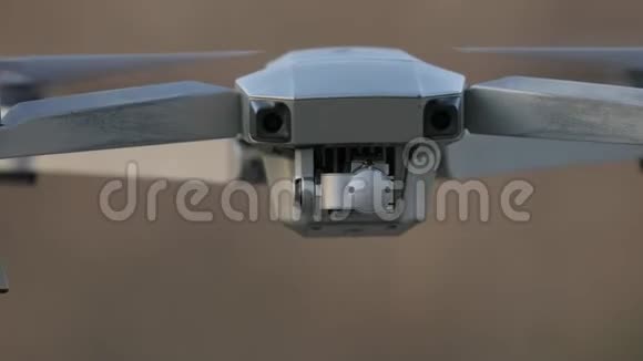 在户外飞行的无人机视频的预览图