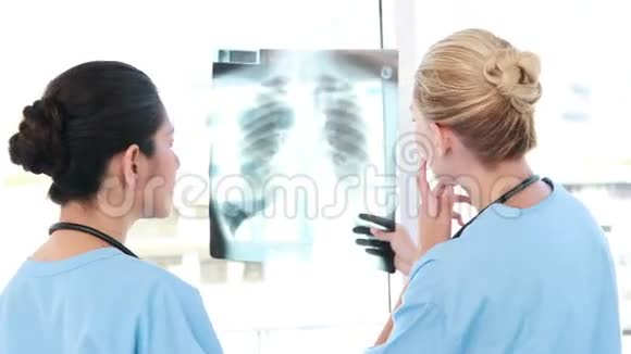 护士看X光时的磨损情况视频的预览图