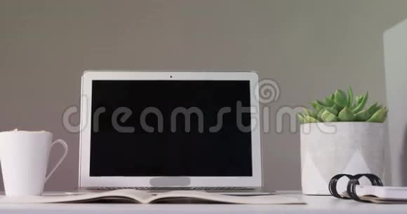 笔记本电脑打开书和一杯咖啡视频的预览图