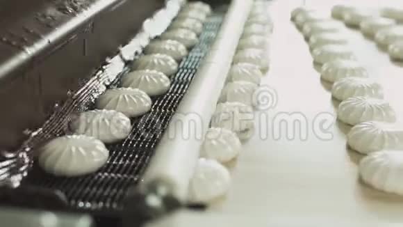 输送线生产白色美味棉花糖的企业视频的预览图