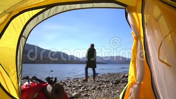 阿尔泰野营的女人躺在帐篷里穿着徒步旅行靴在度假时放松两个视频视频的预览图