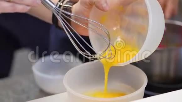 把蛋黄和糖放在玻璃碗里用搅拌器将蛋黄打在碗里打蛋黄视频的预览图