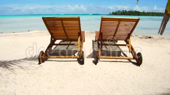 法属波利尼西亚热带海滩两个日光浴视频的预览图