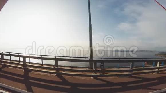 沿着俄罗斯大桥行驶可以看到东方博斯普鲁斯海峡视频的预览图