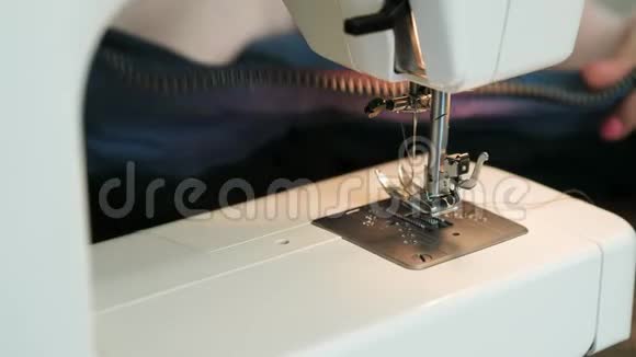 缝纫机缝的特写到蓝色夹克皮革镶件上视频的预览图