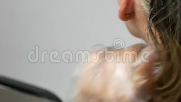 一个中年妇女的白发她的头发是由一个特殊的中年妇女扎成的视频的预览图