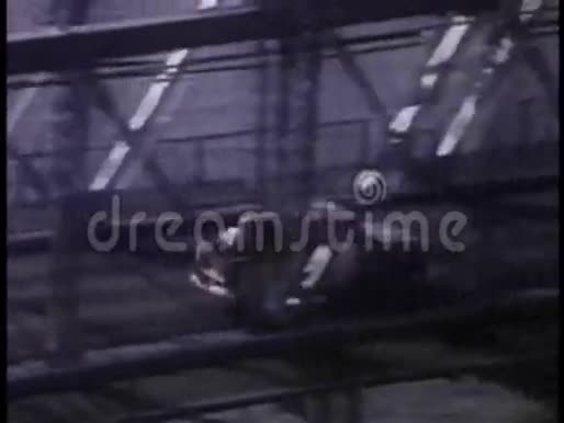 穿越约翰A罗布林吊桥的卡车俄亥俄州辛辛那提视频的预览图