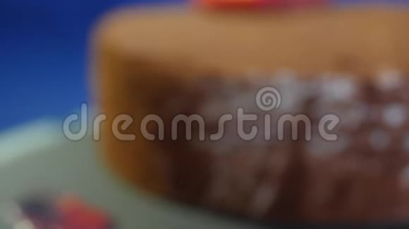 深蓝色背景草莓自制巧克力蛋糕巧克力甜点新鲜草莓蛋糕视频的预览图