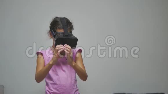 一个女孩在耳机中的特写镜头获得使用vr头套的经验增强现实设备创建视频的预览图