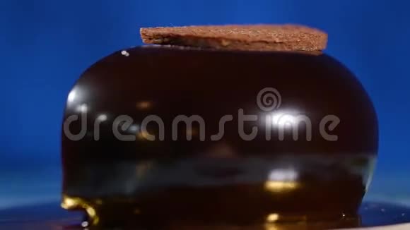 无面粉巧克力蛋糕一个大巧克力蛋糕镜面巧克力蛋糕视频的预览图