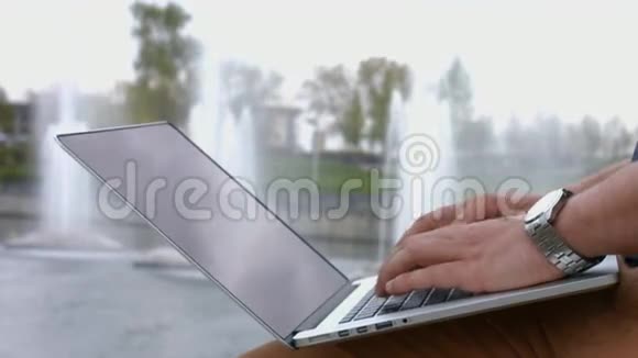 公园里有笔记本电脑的商人视频的预览图