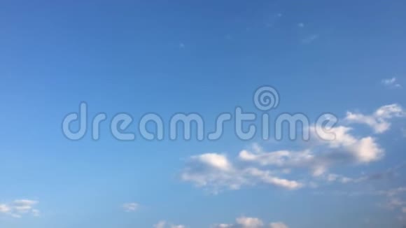 白云在蓝天上的烈日下消失了循环的特点是时间流逝的运动云支持一个美丽的蓝天时间间隔视频的预览图