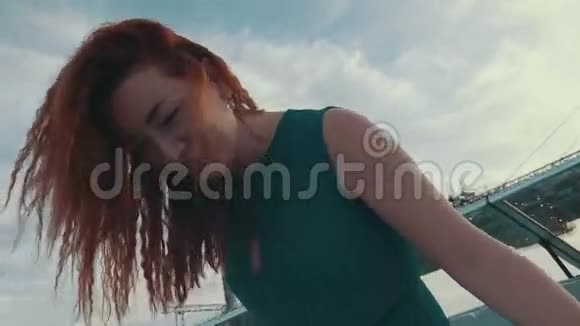红发快乐女孩在摩托艇上在镜头里笑夏天娱乐视频的预览图