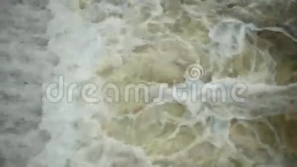 河水从水坝上流下来沸腾起来视频的预览图