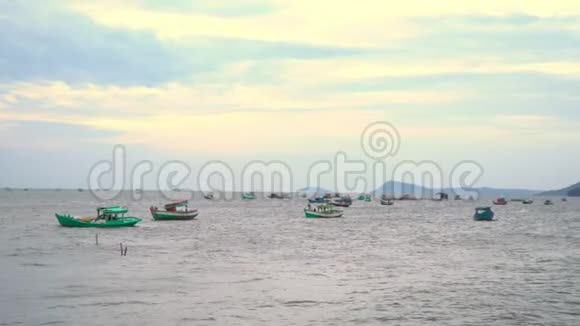 渔民村码头上有渔船在衰落的背景下船站在码头上视频的预览图