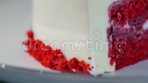 白色蛋糕加白色奶油饼干特写白色桌子上放着白色紫丁香的婚礼蛋糕靠近有选择地集中注意力视频的预览图