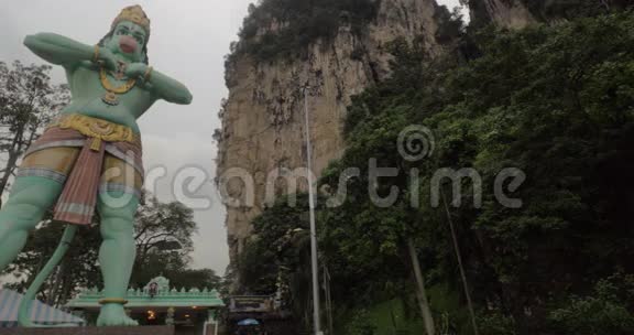 马来西亚巴图洞穴的雕像和寺庙奉献哈努曼勋爵视频的预览图