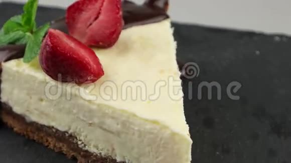 巧克力芝士蛋糕切片视频的预览图