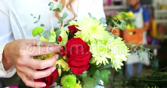 女花艺师在花瓶里提花视频的预览图