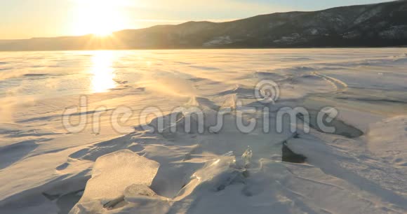 冬季贝加尔湖强风在冰上飘雪视频的预览图