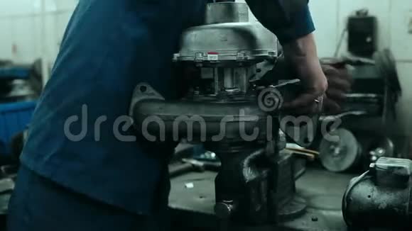 汽车机械师修理涡轮增压器视频的预览图