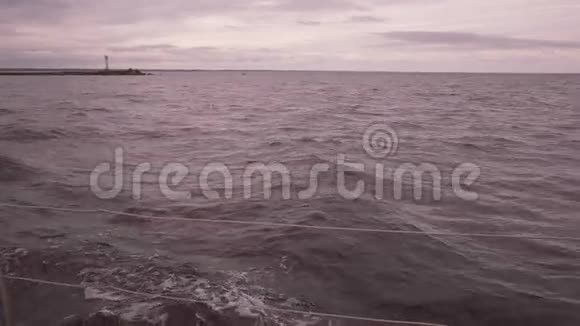 4K慢摩托艇上的海浪视频的预览图