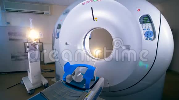 医院实验室里的断层扫描机视频的预览图