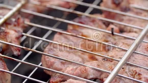 在网格上烤肉特写镜头烧烤聚会的食物美味的烤肉准备开火炒肉肉类视频的预览图