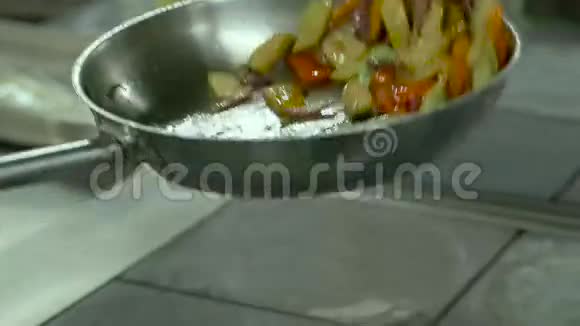 美味的平底锅炒出五颜六色的新鲜蔬菜视频的预览图