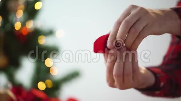 手拿钻石戒指圣诞礼品盒视频的预览图