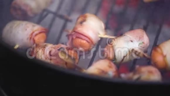 烤香肠加培根烤架上有熏肉的香肠裹着熏肉烤肉的香肠视频的预览图