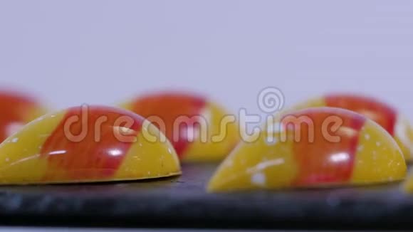 闪亮的焦糖糖果焦糖糖果白色背景上隔离的一排彩色焦糖糖果视频的预览图