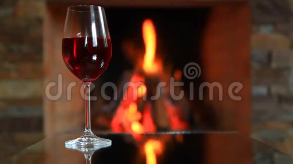 壁炉旁有红酒的酒杯视频的预览图