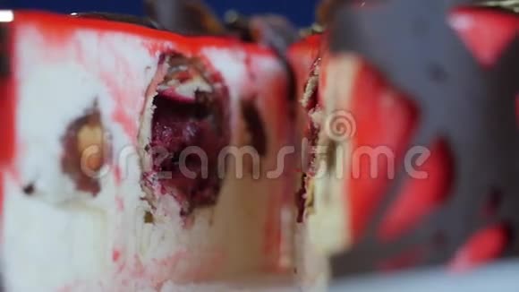 美丽的蛋糕有红色的光泽釉带巧克力的红色蛋糕慢动作视频的预览图