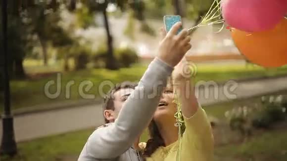 情侣们用气球拍照视频的预览图