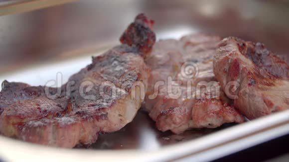 肉在铁板上小鸡躺在碗里漂亮的炸肉躺在盘子里格子上做的肉视频的预览图