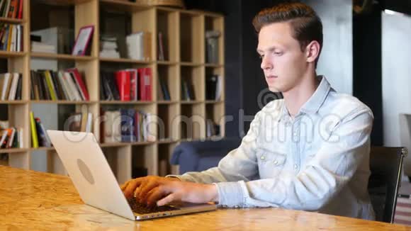 穿着衬衫穿着电脑工作的严肃帅哥视频的预览图