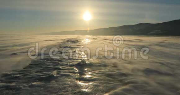 冬季贝加尔湖强风在冰上飘雪视频的预览图