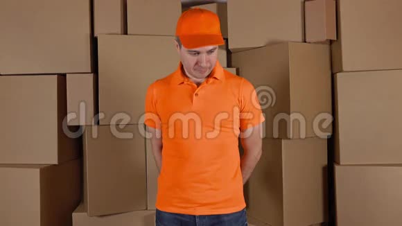 穿橙色制服的快递员把损坏的包裹寄给顾客棕色纸箱背景法律和不专业的工作视频的预览图